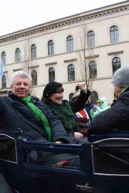 Holiday of the Irish: Lord Mayor Dieter Reiter and his wife Petra take part in the parade in the carriage.