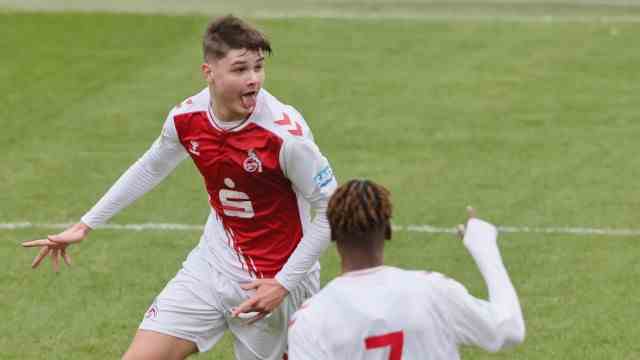 Decision against 1. FC Köln: The transfer of the then 16-year-old Jaka Cuber Potocnik (left) suddenly puts 1. FC Köln in trouble.