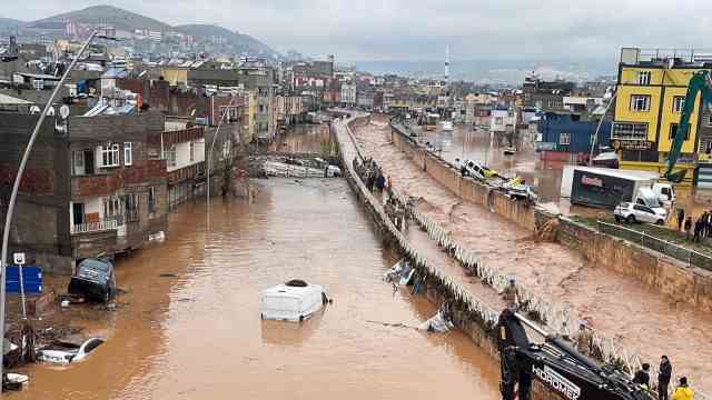 Heavy rain: In Şanlıurfa in south-eastern Turkey, the streets are flooded after heavy rain.