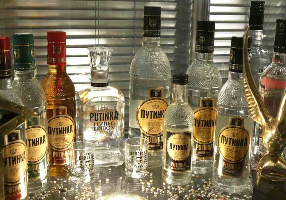 Wodka-Flaschen der Marke Putinka. Seit 2002 ist sie auf dem Markt und Wladimir Putin verdient an dem Verkauf einer jeden Flasche. 