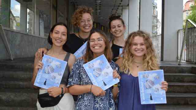 Young collective: The team of "Turtle Magazine(s)": in front from left Lilly Gladenbeck, Leonie Winter and Pia Stautner, behind from left Lara Wüster and Sabrina Laue.