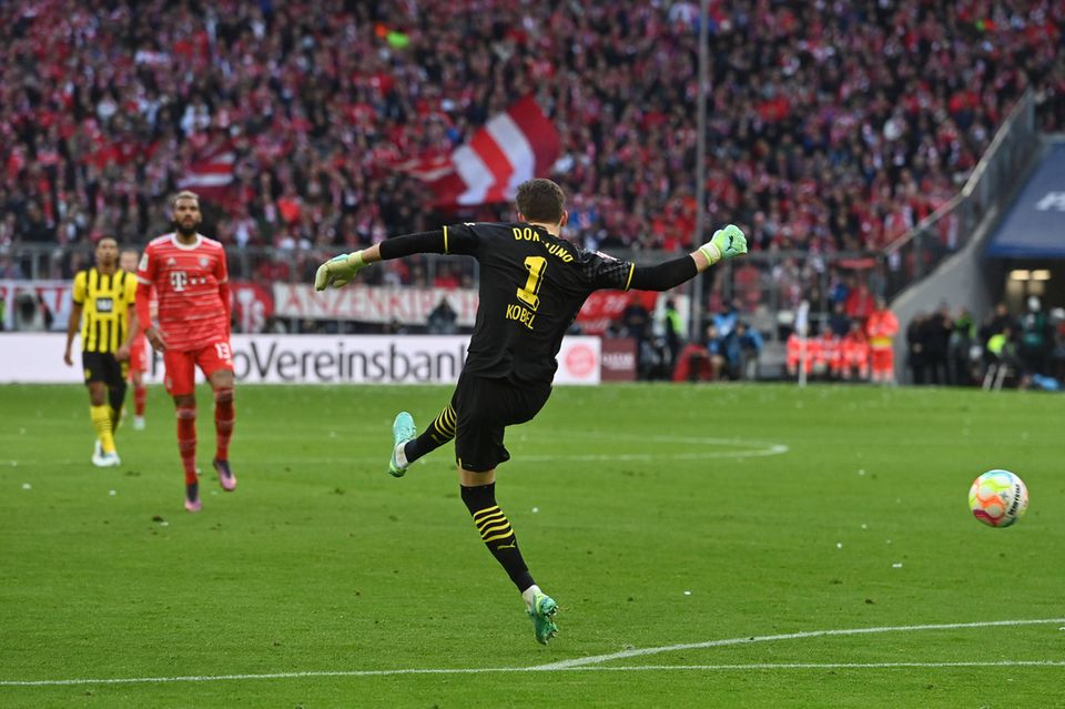 The turning point in the top game: BVB keeper Grego Kobel misses the ball, it is 1-0 for FC Bayern Munich