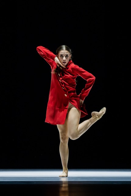Bavarian State Ballet: The only splash of color in a fascinating monochrome stage design: the magnificent Margarita Fernandes in a red coat.