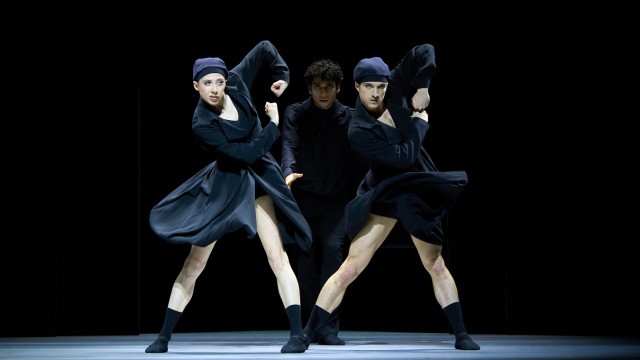 Bavarian State Ballet: More than just acrobatic clowns: The ensemble of the Bavarian State Ballet, here Elvina Ibraimova, Rafael Vedra and Shale Wagman, shows in the choreography "butterfly" an overwhelming achievement.