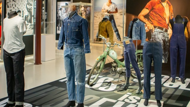 Exhibition in Augsburg: T-shirt and jeans: James Dean, who appeared in three major Hollywood films before he died in a Porsche accident at the age of just 24, became a legend in this outfit.