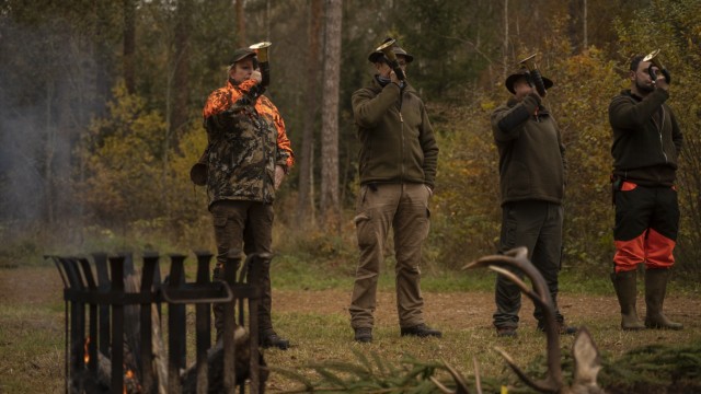 Photo exhibition: The end of the annual driven hunt on the grounds of the military training area is announced with the hunting horn.