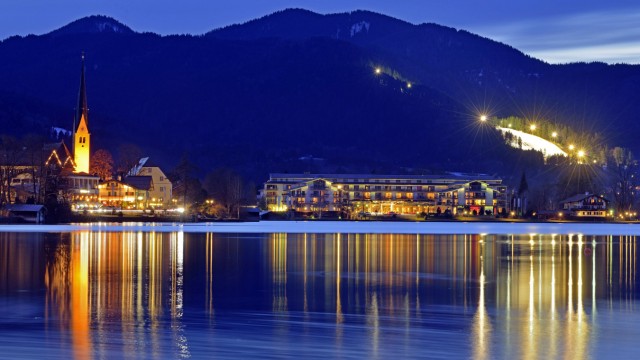 Top gastronomy: Located on the shore and blessed with stars: For the tenth time in a row, the Überfahrt restaurant in Rottach-Egern on Lake Tegernsee received three Michelin stars.