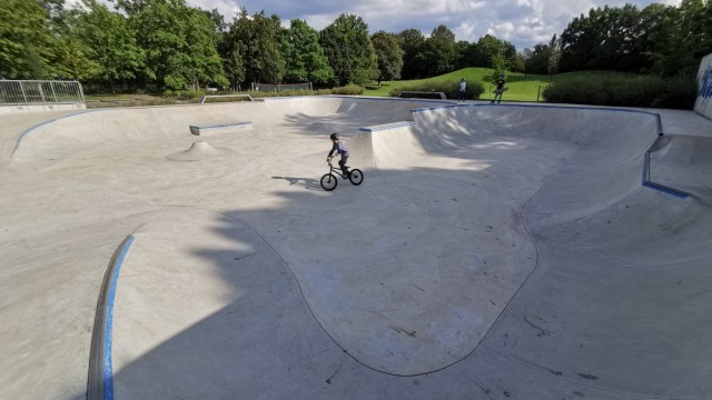 Skateboarding: In the Wesentfelser Park, beginners can slowly approach the bowl.