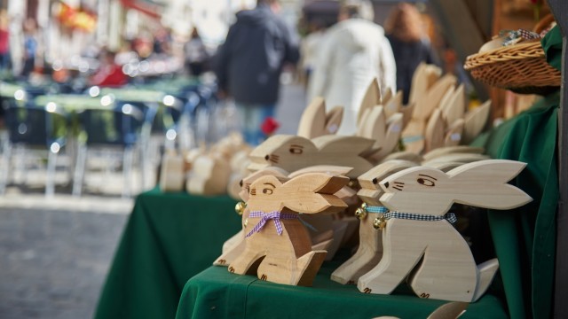 Leisure: Indestructible wooden rabbits at the traditional Easter market in Bad Tölz's Marktstrasse.