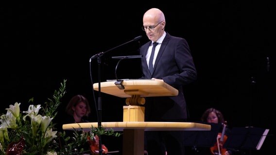 Peter Tschentscher (SPD), First Mayor of the Free and Hanseatic City of Hamburg, speaks in the Alsterdorf sports hall at a memorial event by Jehovah's Witnesses for the victims of a rampage.  © picture alliance/dpa/Jehovah's witnesses in Germany, |  JZ 