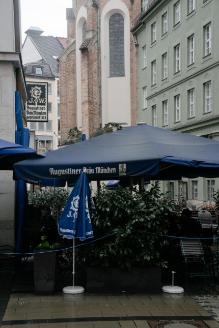Kulturgeschichte: Im einstigen Augustiner-Kloster am heutigen Frauenplatz wurde das beliebte Bier erstmals gebraut. Das Stammhaus der Augustiner-Brauerei ist um die Ecke in der Neuhauser Straße.