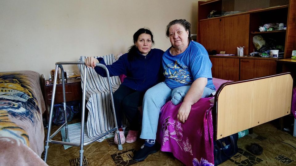 Bucha reportage: Svetlana Yakovenko with her mother