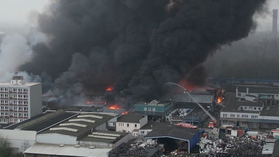 A truck stop in Rothenburgsort is on fire © TVNK 
