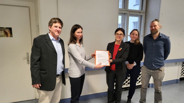 Traffic in the west of Munich: (from left) Andreas Schweinzer and Verena Hollstein handed over 750 signatures against a car connection from the new district of Freiham to the village of Aubing to City Planning Officer Elisabeth Merk and representatives of the Planning and Mobility Department.