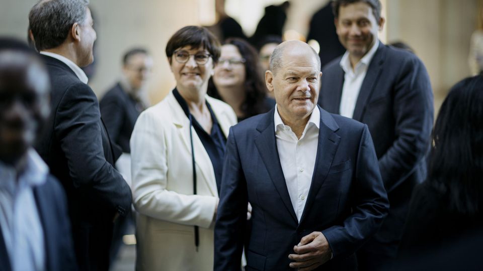 Federal Chancellor Olaf Scholz (middle) and the SPD chairmen Saskia Esken and Lars Klingbeil (in the background)
