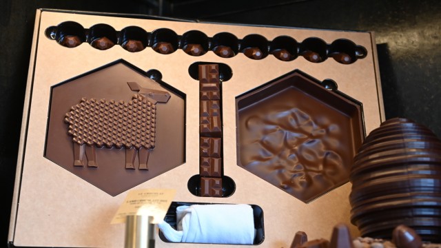 Scenario: For delicacies from this chocolate shop you need a well-filled wallet.