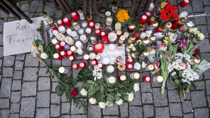 Upper Franconia: Flowers and candles were laid on the square in front of the flower shop where a lifeless woman was found on March 10th.  Walkers had discovered the dead 50-year-old in the flower shop in downtown Lichtenfels.