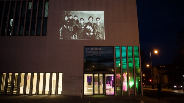 Freizeit: Projektion der Namen aus München deportierter und ermordeter Sinti und Roma an die Fassade des NS-Dokumentationszentrums.