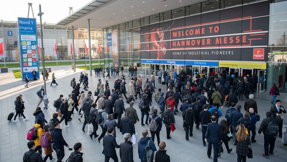 People flock to the main entrance of Hannover Messe 2019 © Deutsche Messe 