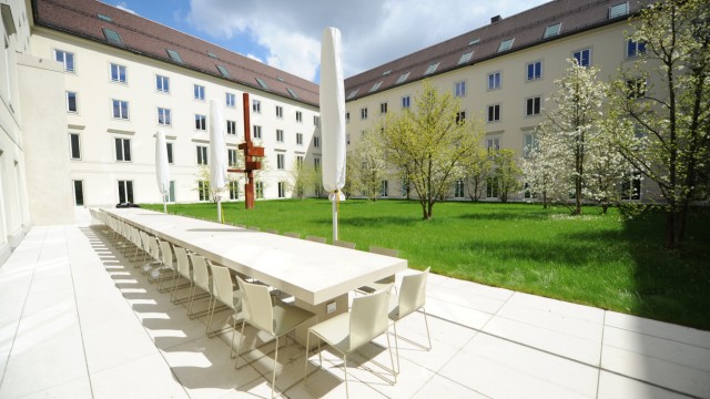 More green in the city center: shouldn't be open to the general public: the courtyard of the archbishop's ordinariate on Kapellenstrasse.