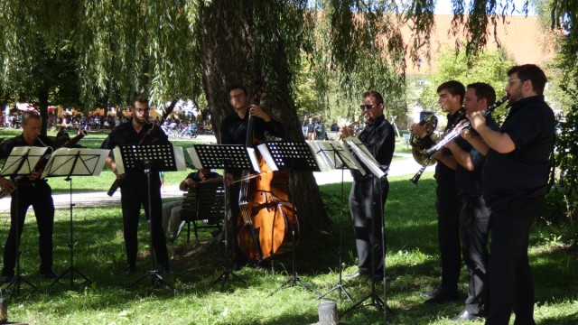 Festivals im Landkreis Dachau: Man muss nicht immer auf Stühlen kleben: Beim Musikfest Blumenthal gibt es jedes Mal ein Wanderkonzert mit verschiedenen Stationen im Schlossgarten.