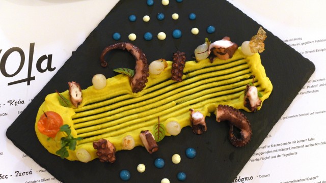 Celebrity tips for Munich and Bavaria: The Ola Kala on Kaiserstraße offers modern Greek cuisine, such as a grilled octopus skewer in this look.