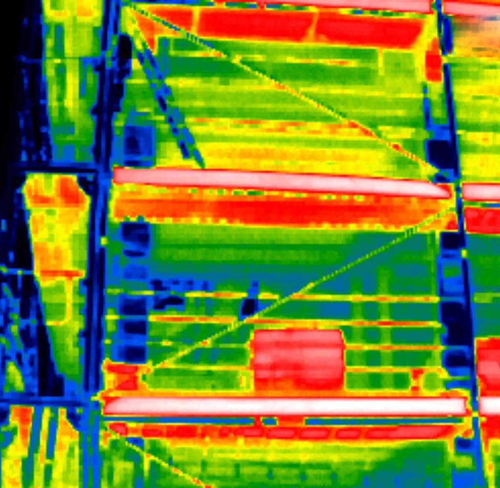 House facade recorded with a thermal imaging camera: The renovation of existing properties will overwhelm many people