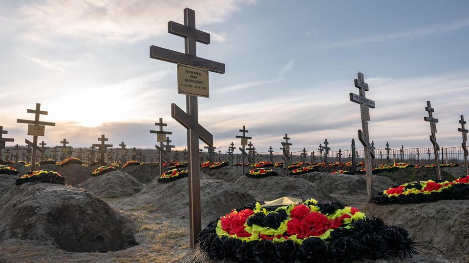 Ein Friedhof mit aufgestellten Kreuzen in der Krasnodarsk Region im Süden Russlands