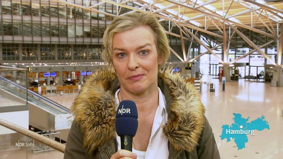 The reporter Charlotte Voss reports from Hamburg Airport.  ©screenshot 