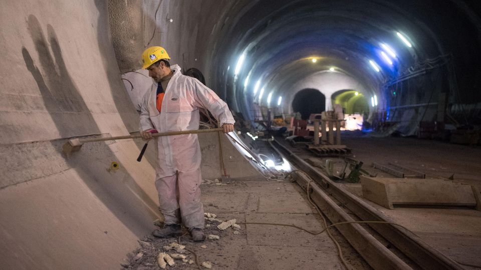 Construction workers in the Bad Cannstatt tunnel: the tube system for S 21 covers 60 kilometers. On June 11, the Bundestag Transport Committee discussed alternatives to the questionable project for the first time.