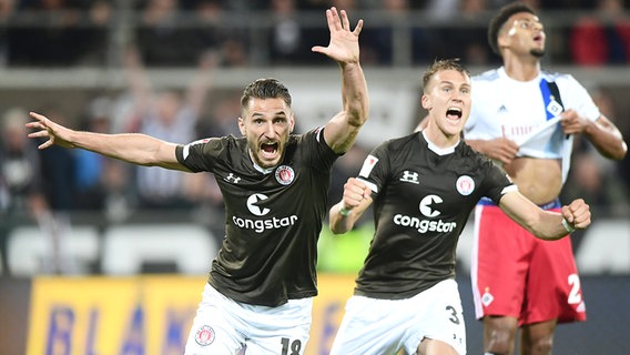 Cheering for Dimitrios Diamantakos (left) from FC St. Pauli after the goal to make it 2-0 in the city derby at Hamburger SV (photo from 2019) © Witters Photo: TayDuc Lam