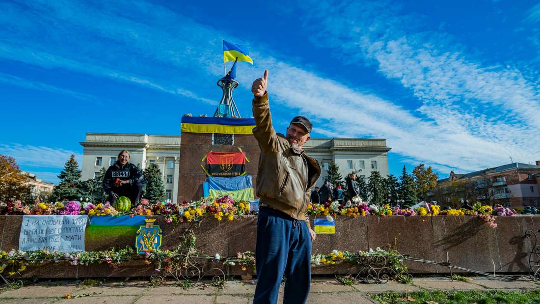 Ein Einwohner von Cherson hebt seinen Daumen zur Unterstützung der Ukraine auf dem Hauptplatz der Stadt nach der Befreiung von den russischen Besatzern