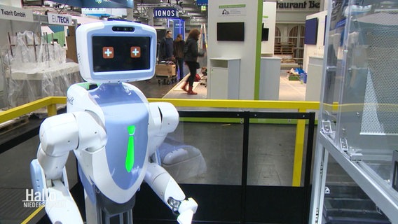 A robot at a booth © Screenshot 