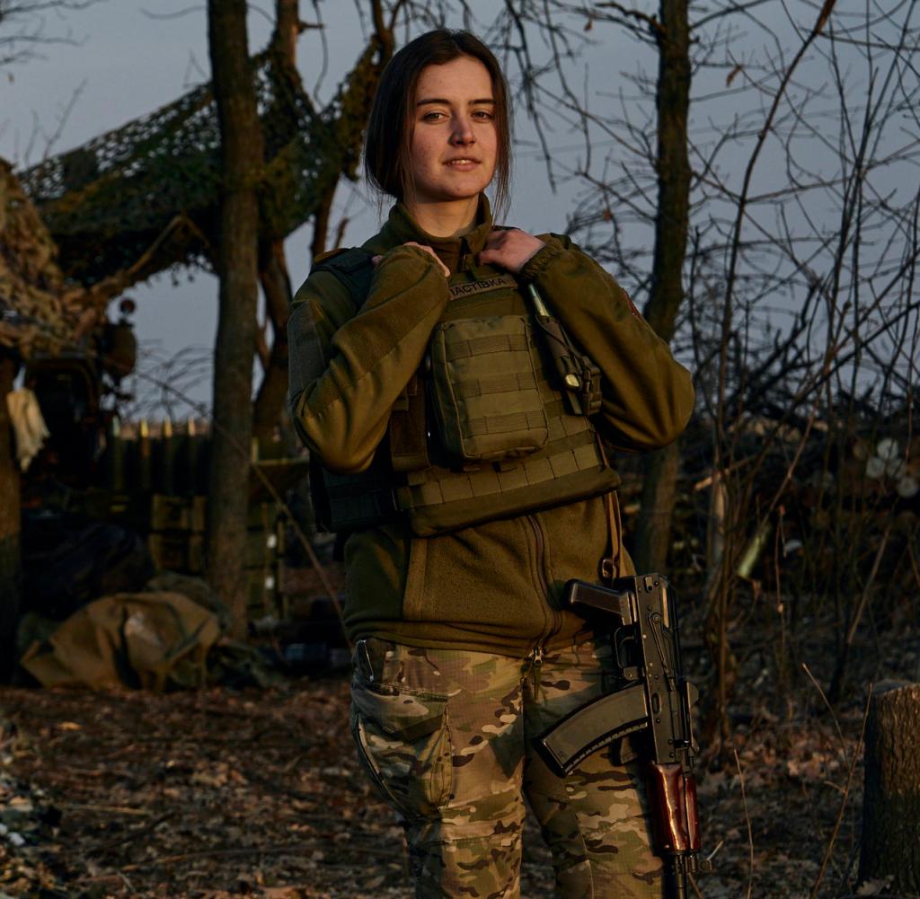 Eine ukrainische Soldatin ist an einer Frontlinie in der Region Donezk im Einsatz