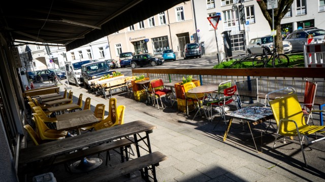 Sidewalk cafés in Munich: ...or in front of the "Munich72" in the wood street.