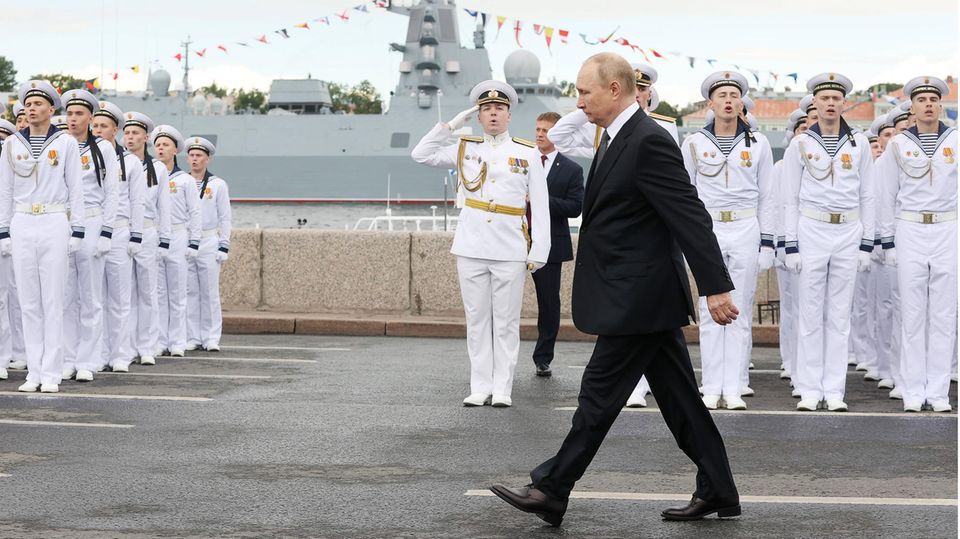 Russia: Vladimir Putin at a parade in Saint Petersburg