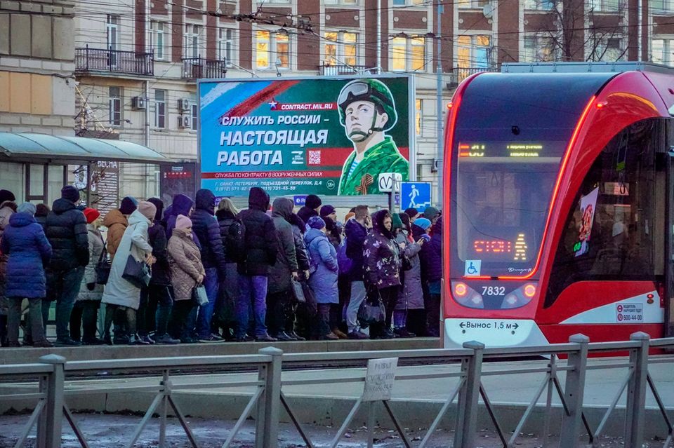 A billboard in Saint Petersburg: "Serving Russia is real work"is the advertising message. 