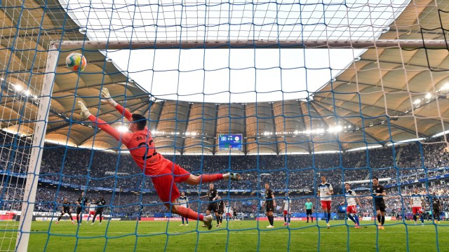 Hamburg city derby: The goal of the month jury must have taken notice of Jonas David's 25-metre long-range shot, which gave HSV the important 1-1 lead shortly before the break.