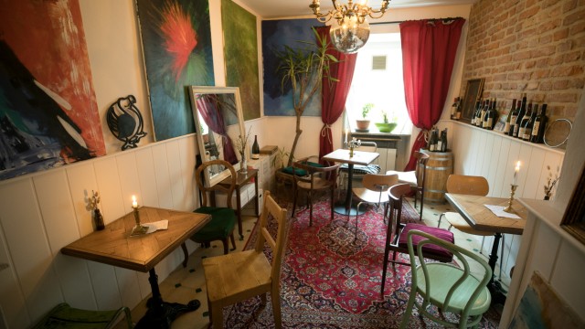 Le Petit P.: In the back room there is space for a few tables and pictures you have painted yourself.