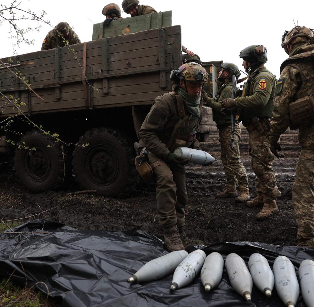 Ukrainische Soldaten am Samstag mit Artilleriemunition in einer Stellung bei Bachmut