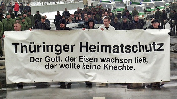 Members of the extreme right-wing Thuringian homeland security service at a demonstration in Jena in 2001. © dpa / picture-alliance Photo: Gordon Schmidt