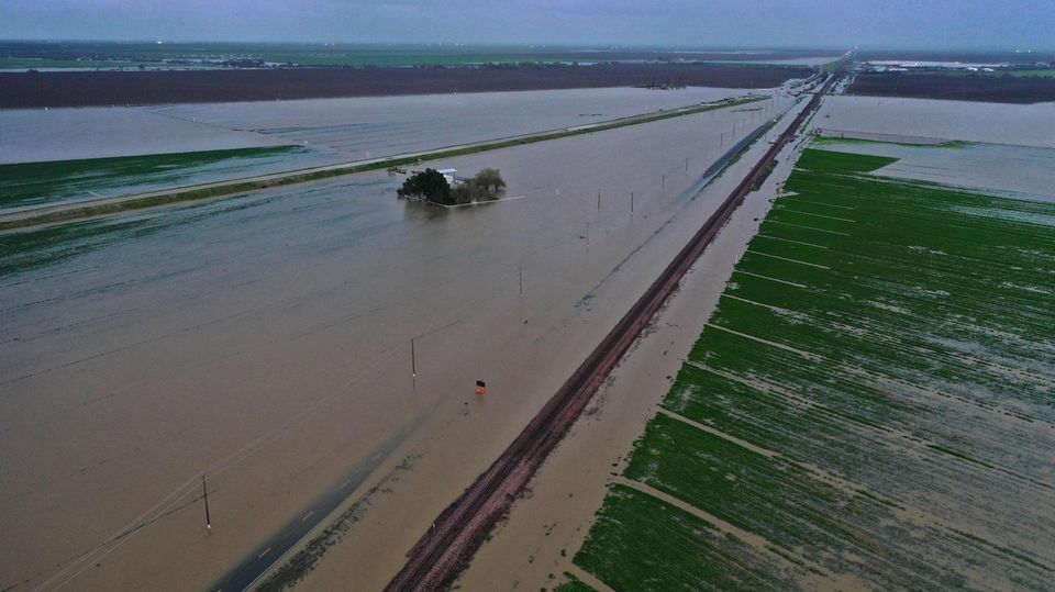 Flooded farmland in Tulare County, California: Rain could refill dry Lake Tulare