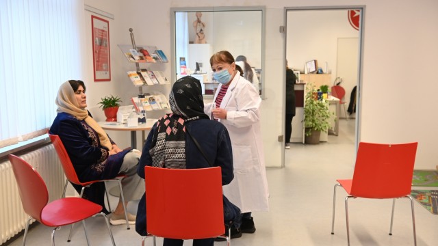 Help for those who are not insured: Nurse Cordula Zickgraf takes care of patients in the waiting room on a voluntary basis.