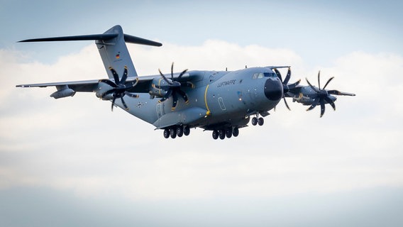 A Luftwaffe Airbus A400M transport aircraft is on its approach to land at Wunstorf Air Base in the Hanover region.  © Moritz Frankenberg/dpa Photo: Moritz Frankenberg