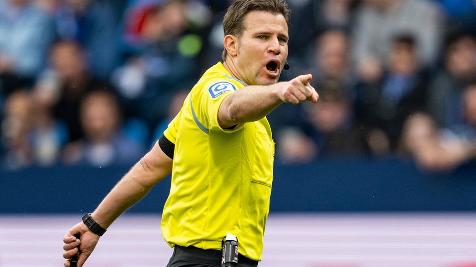 Referee Dr.  Felix Brych indicates a penalty kick indicates a penalty kick in the game VfL Bochum - VfL Wolfsburg in the Vonovia Ruhrstadion