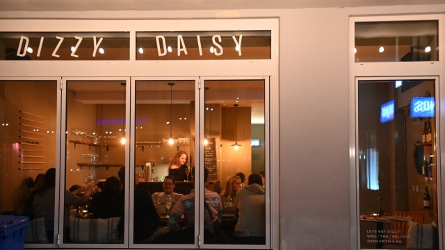 Dizzy Daisy: Outside view of the Dizzy Daisy on Thalkirchner Straße.  When the weather is nice, the shop windows can be opened.
