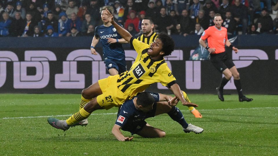 Dortmund moment of frustration: Karim Adeyemi is brought down by Danilo Soares in the Bochum penalty area.  Referee Sascha Stegemann continued and didn't look at the scene again.