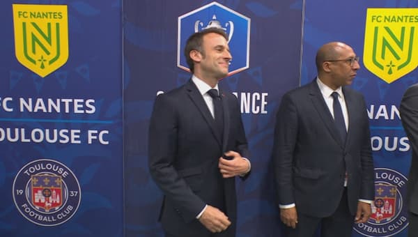 Emmanuel Macron dans les couloirs du Stade de France avant la finale de la Coupe de France