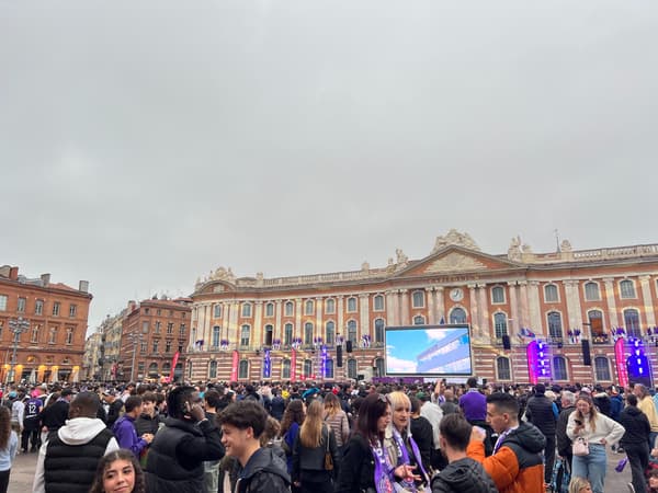 La foule sur la place du Capitole à Toulouse pour la finale de Coupe de France, 29 avril 2023