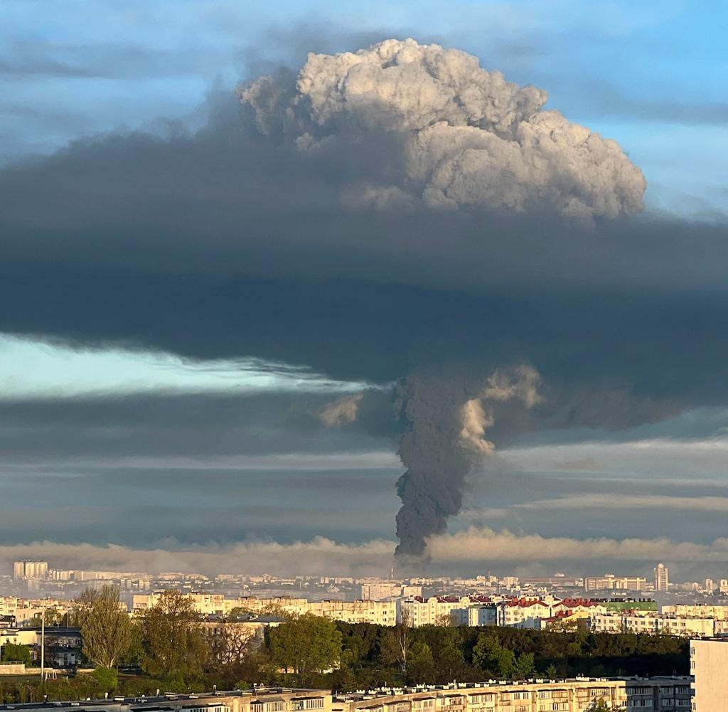 Nach dem mutmaßlichen Drohnenangriff steigt eine riesige Rauchwolke über Sewastopol auf